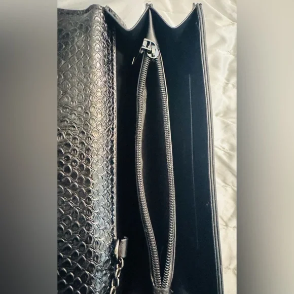 Black Croc Embossed Textured Shoulder Bag with Chain Detail‎ - Picture 14 of 15